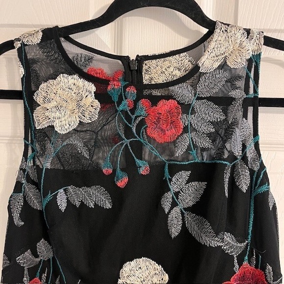 Vince Camuto Size 4 Floral Embroidered Dress Sleeveless‎ Cocktail Dress Sheath - Picture 2 of 8
